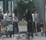 那英黑装现身机场