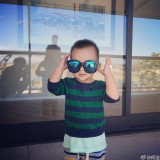 何洁儿子戴墨镜可爱