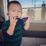 摘下墨镜露真容