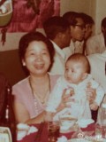 外婆抱着小时候的周董