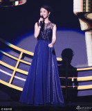 林依晨深蓝长裙知性优雅 女人味十足