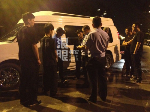 释小龙方与跟拍摄影师冲突 被警方带走