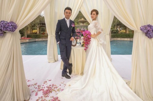 据了解,尼格买提新婚妻子名字为pasha,具体身份有待查证.
