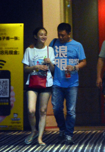 [茶娱饭后]李小冉素颜与老公坐路边抽烟