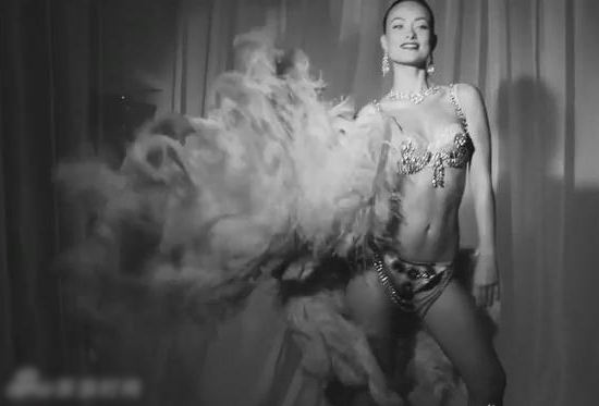 女明星当场脱内衣_女明星内衣(3)