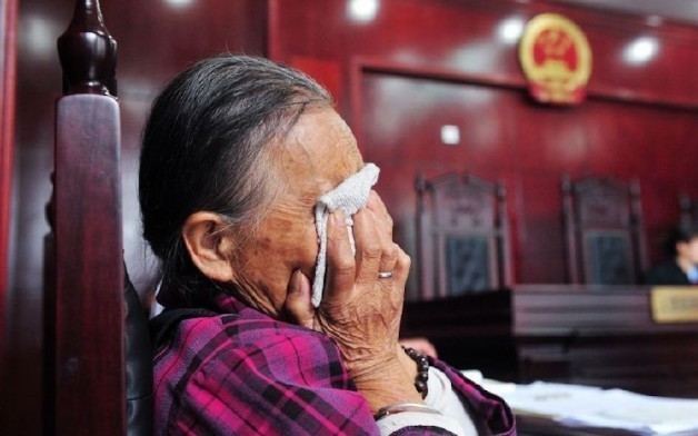 .审,母亲法庭上痛哭.大邑县王泗镇村民李兰渝认