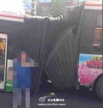 内往往贴有提醒标志,提醒市民在乘车时不要站在两车厢衔接处,可高清图片