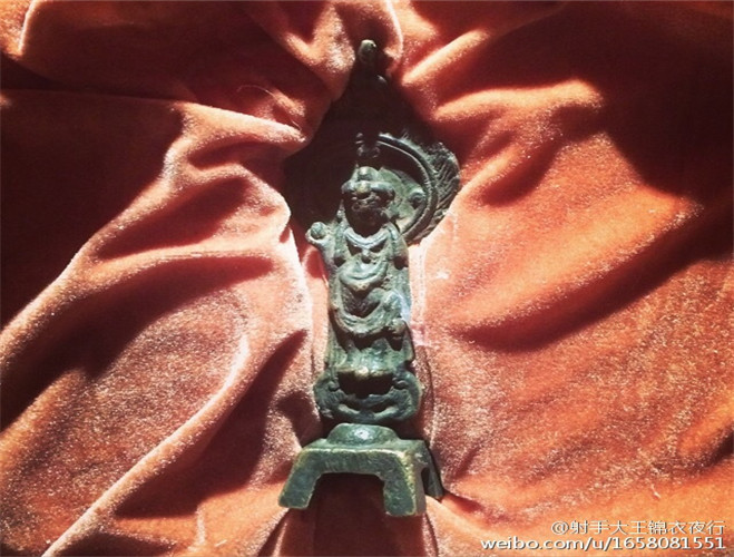 上香把佛衣烧了,上第支香时,香倒了就给佛衣服