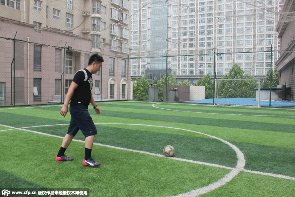 现在他们正在踢足球吗,现在他们正在踢足球吗英语