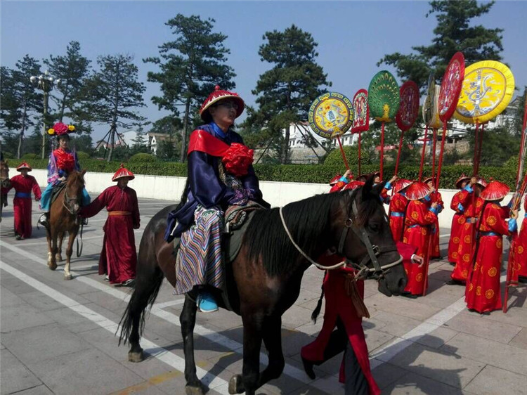 图为状元们骑马游街享册封大礼.