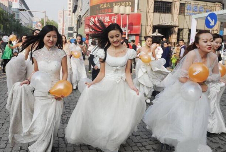 穿婚纱跑了_鞠婧祎穿婚纱的照片