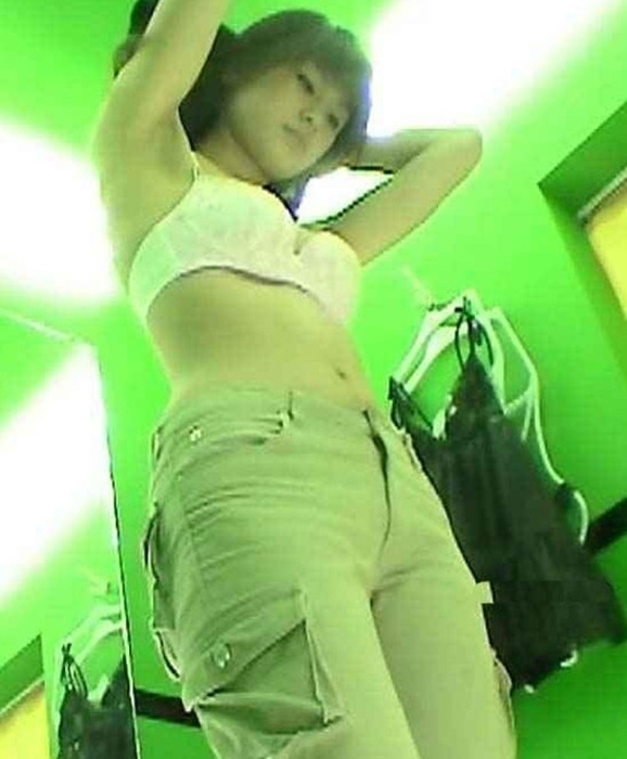 换内衣全过程_美女更衣室换内衣过程