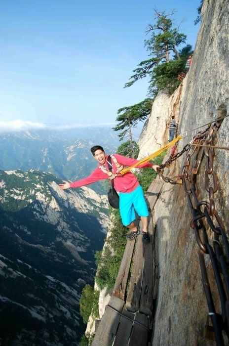 猜你喜欢 4 / 10 华山的索道可以说是世界上最险峻危险的.