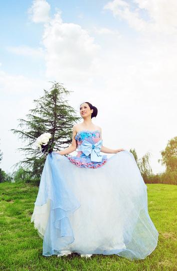 奶茶妹淡蓝色婚纱_淡蓝色背景图片(3)
