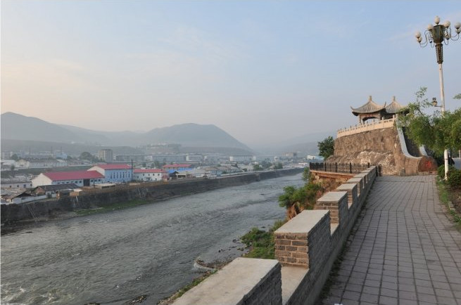长白县人口_一江隔两岸 世界两重天(2)