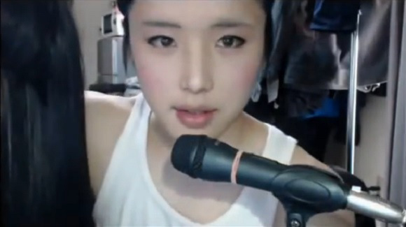 撕衣服真人内衣视频_亲吻视频大全床撕衣服(3)