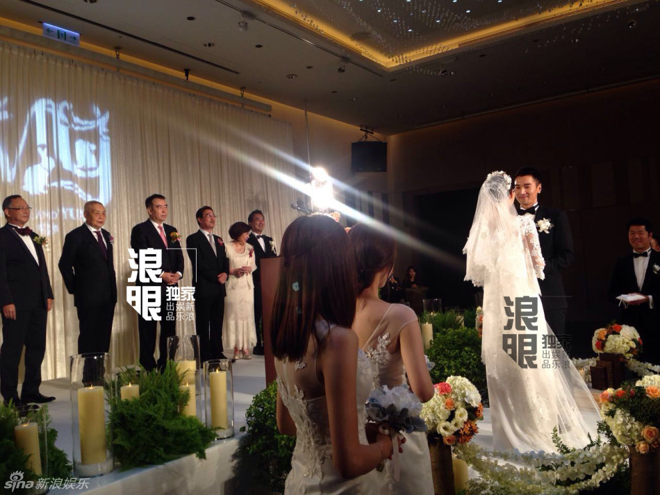 婚纱记者_婚纱情侣头像(2)