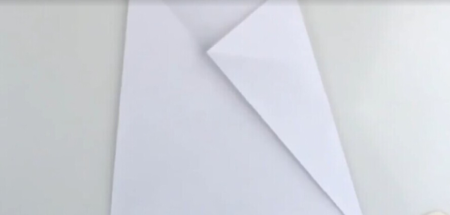 折纸飞机,纸飞机的单次飞行距离长达69米 约翰