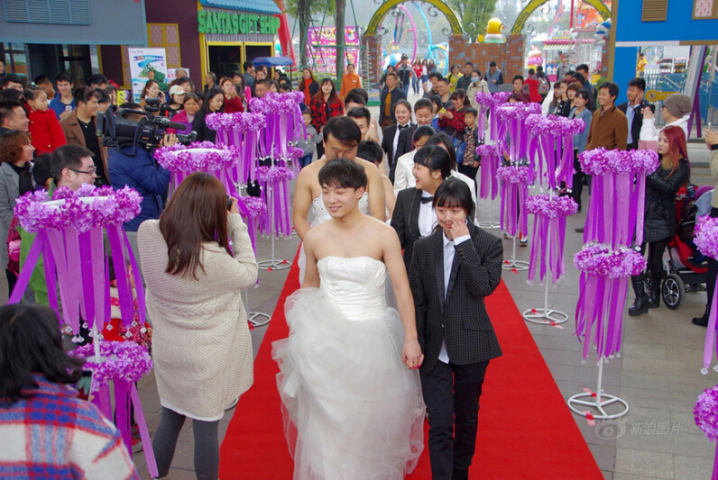 男子穿婚纱向民工求婚_求婚图片动漫(2)