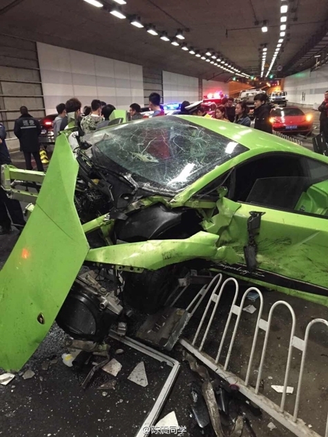 跑车车祸现场 39335_4127568_589969.jpg