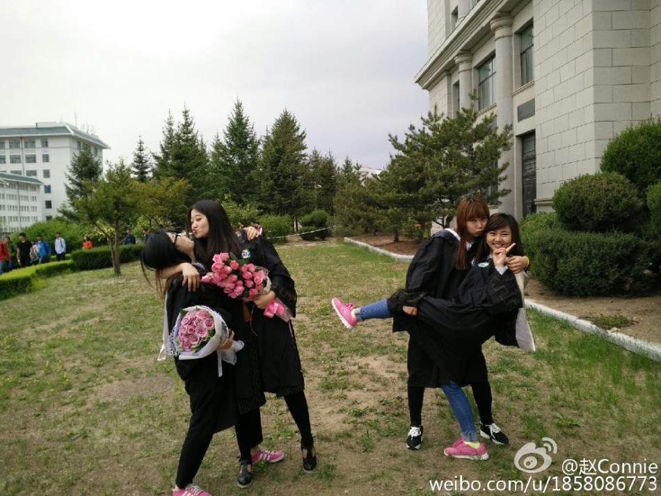 延边大学美女大学生拍唯美毕业照