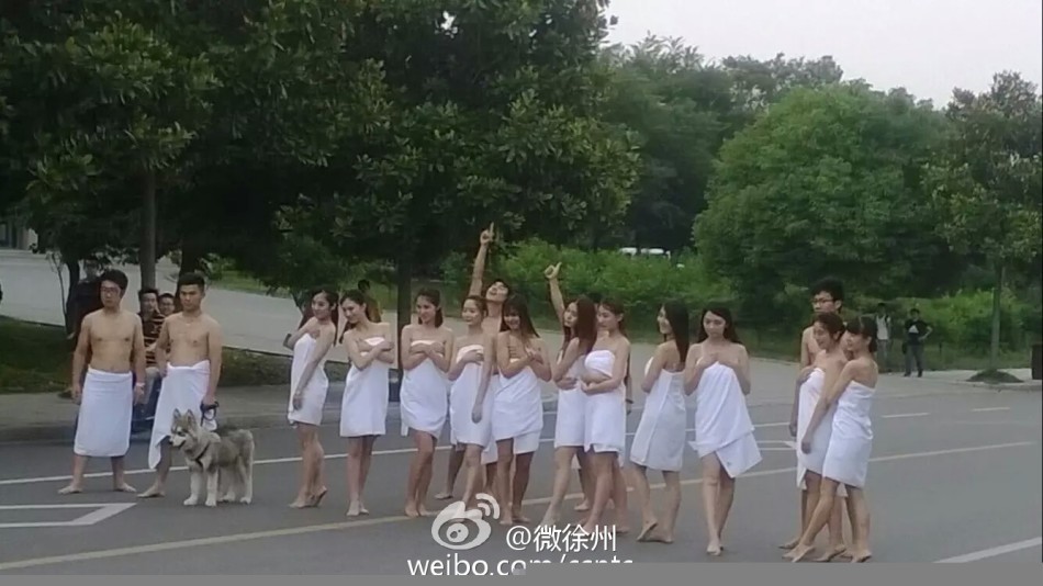 矿业大学校园内学生裹浴巾拍摄毕业照的照片在