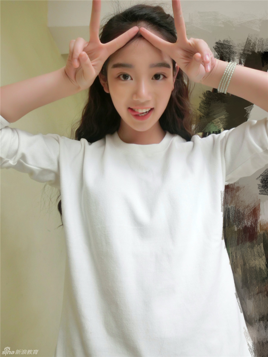 张熠,昵称poppy,来自上海视觉艺术学院2013级表演系,清丽淡雅的外表下