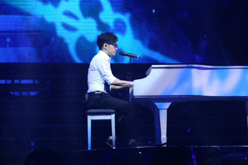 张靓颖摔下2米高舞台 39335_4374918_903637.jpg