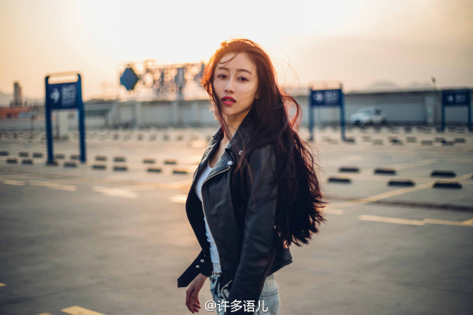 许多语儿晒出一组健身照。各种器械健身,紧身