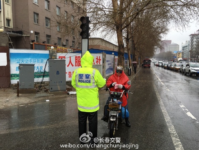 长春交警车管所官网-长春公安局全警冒雨上路