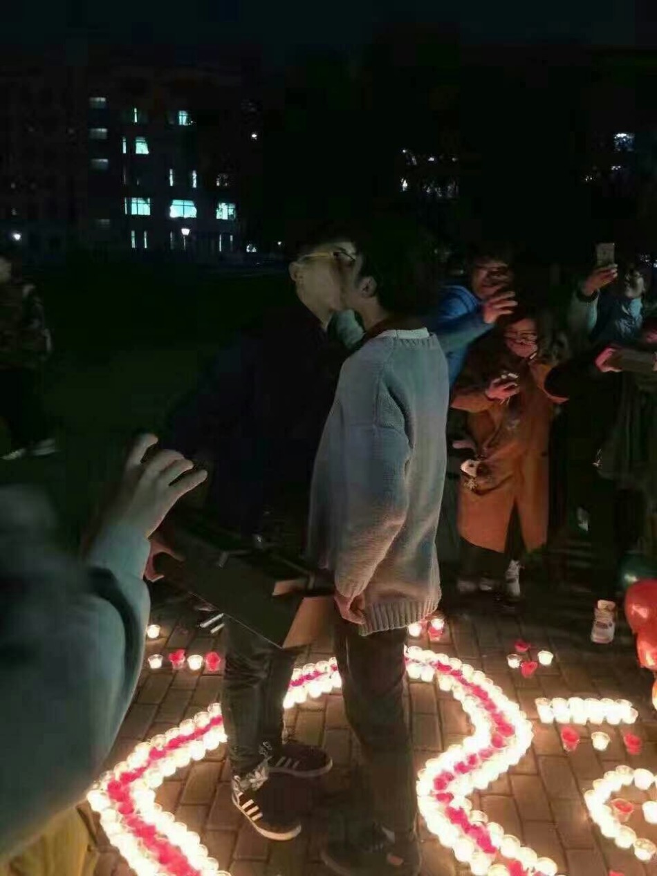 网曝长春工程学院东区现男男表白 心形蜡烛抢眼