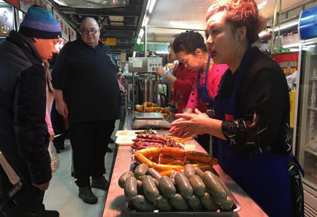 近日,长春市桂林路附近一德国大叔摆摊卖烤肠的消息引来不少网友围观