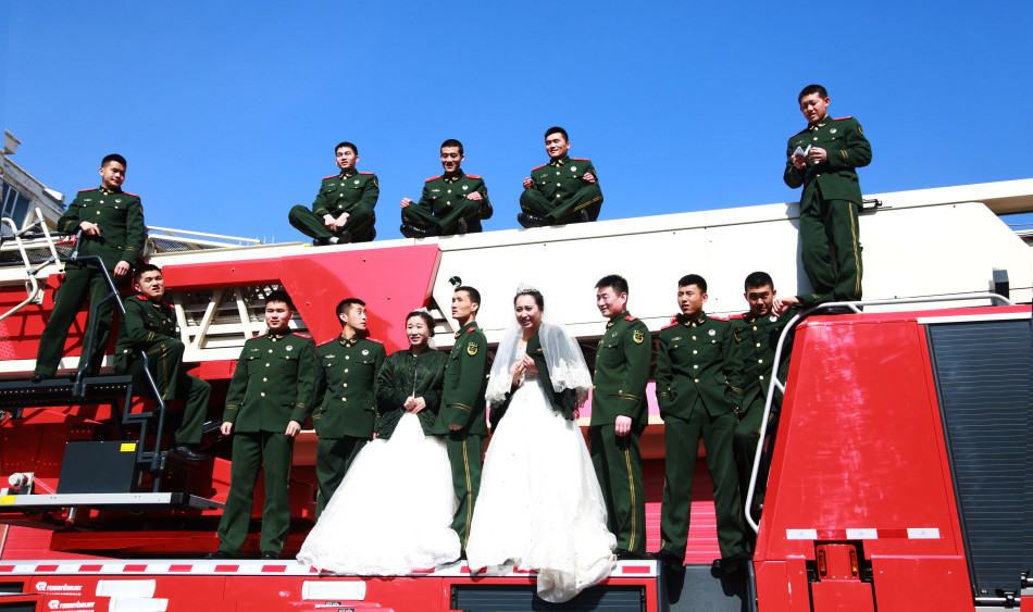 消防兵婚纱照_消防兵图片(3)