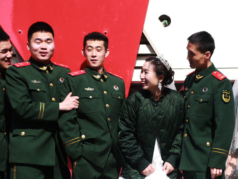 消防兵婚纱照_消防兵图片(2)