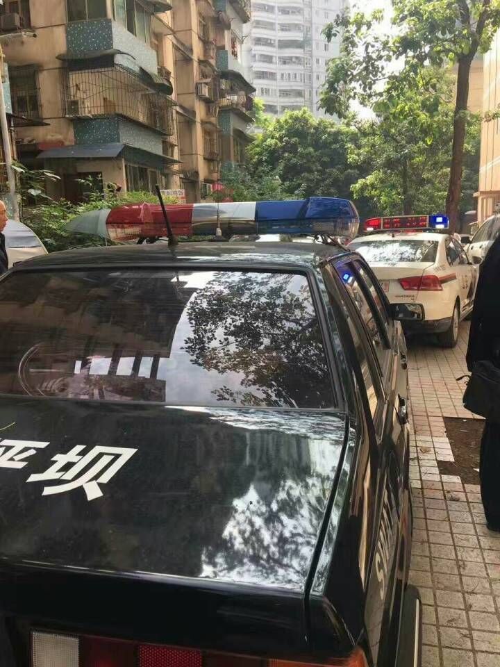 ...35分,沙坪坝重大A区发生一起持刀伤人事件.沙区警方接警后,迅...