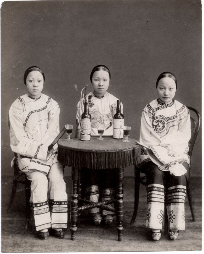 老照片中百年前的中国人 他们吃饭抽烟裹脚