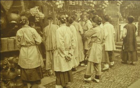 杂货店门口的裹脚女人们 Shopping, Shanghai 1900