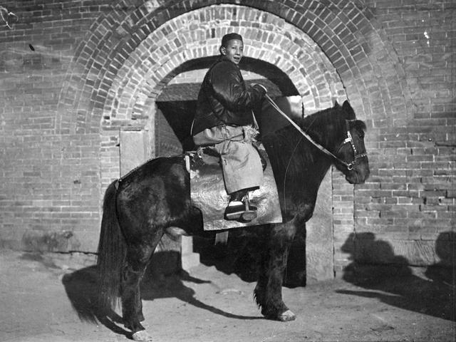 骑马的山西人。山西，1909年