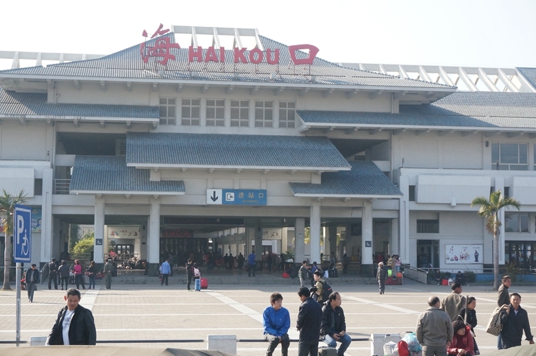 春运开启,但海口火车站并没有出现比肩继踵的场面,旅客依旧是那么从容