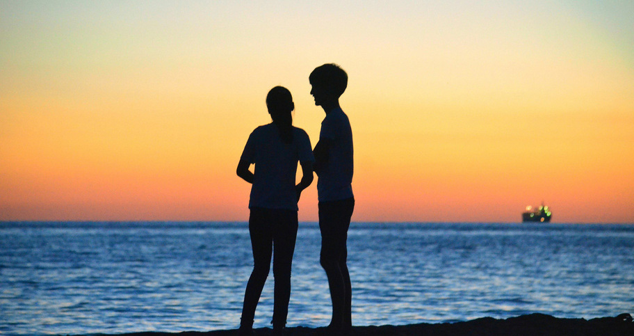 海边夕阳婚纱照_海边夕阳图片