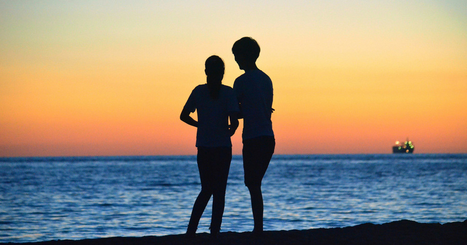 海边夕阳婚纱照_海边夕阳图片