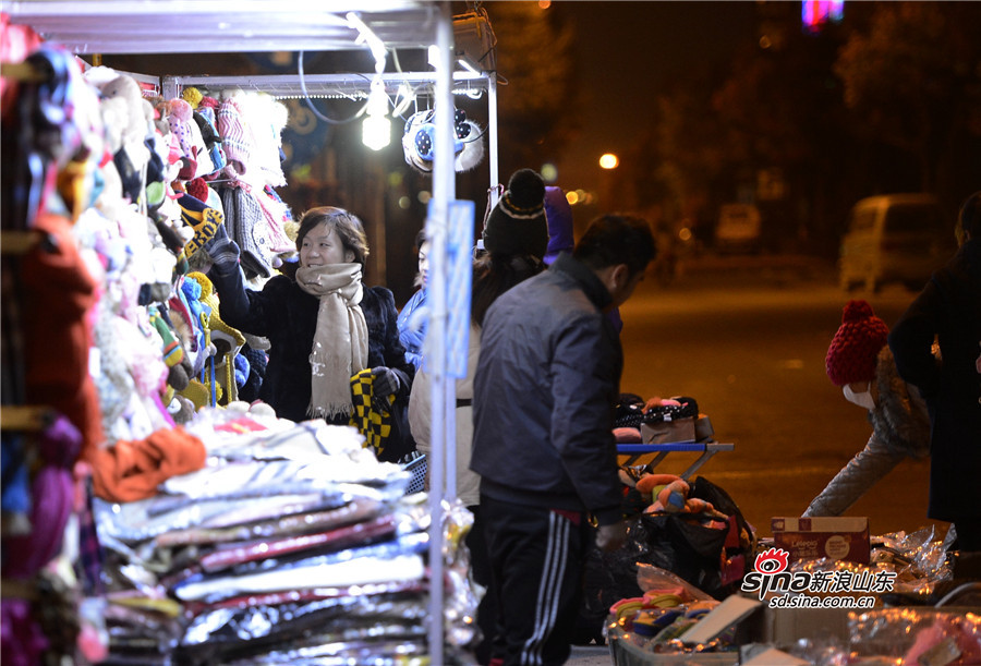 摆摊的人口_夜市摆摊图片(3)