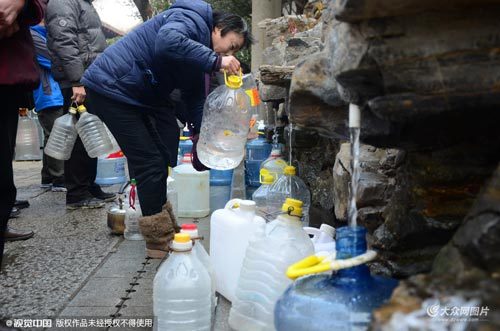 老人口罩桶_老人戴口罩(2)