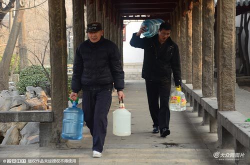 老人口罩桶_老人戴口罩(2)