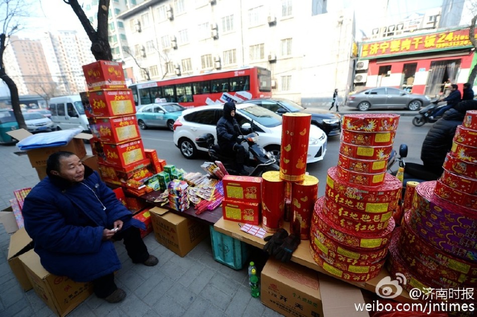 济南过年烟花爆竹销售 环卫工迎最累节日
