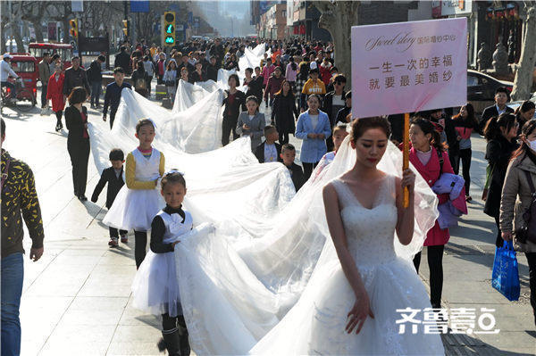 史上最长婚纱_史上最漂亮婚纱图片