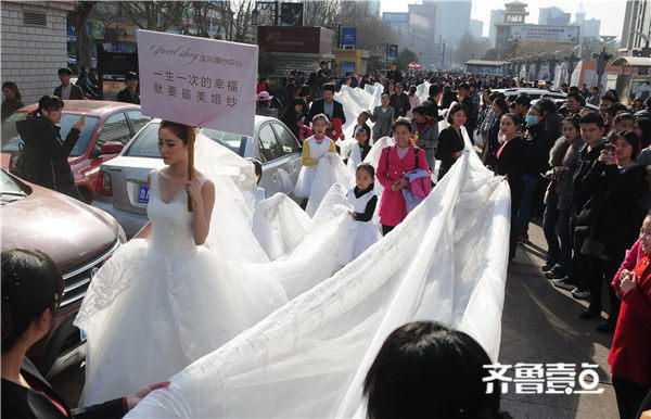 史上最长婚纱_史上最漂亮婚纱图片(3)