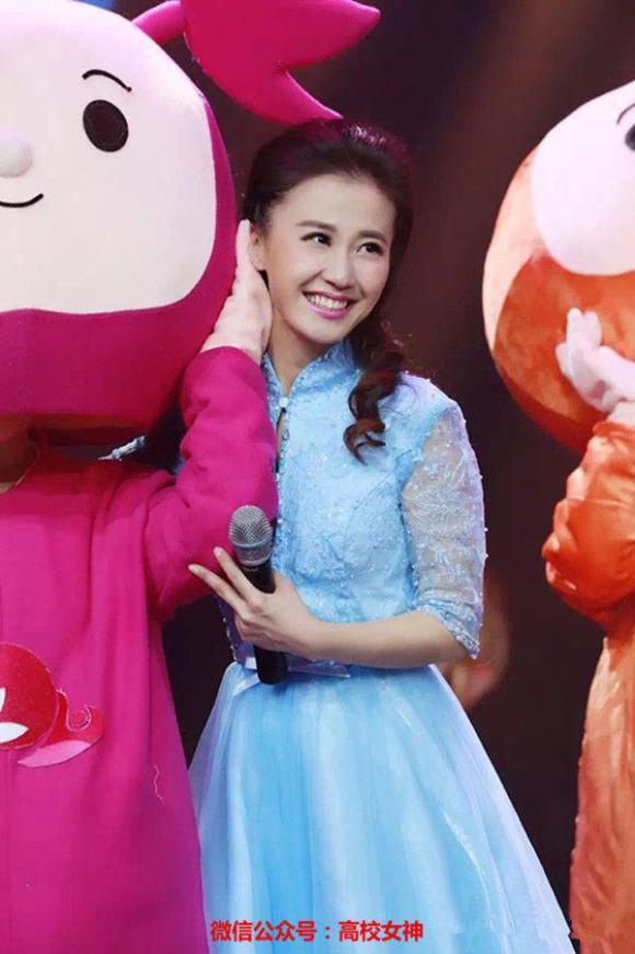 1 / 40 李源,山东济南女生,是济南电视台首席主持人,《济南新闻》