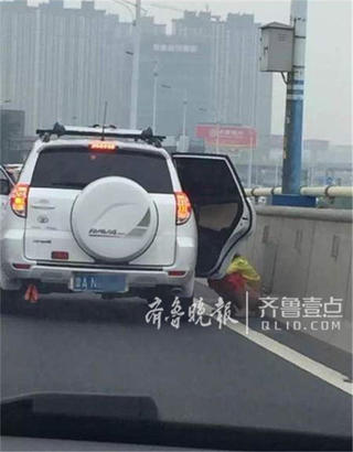 济南堵出高度 高架上女孩下车当众小便_高清图集_新浪