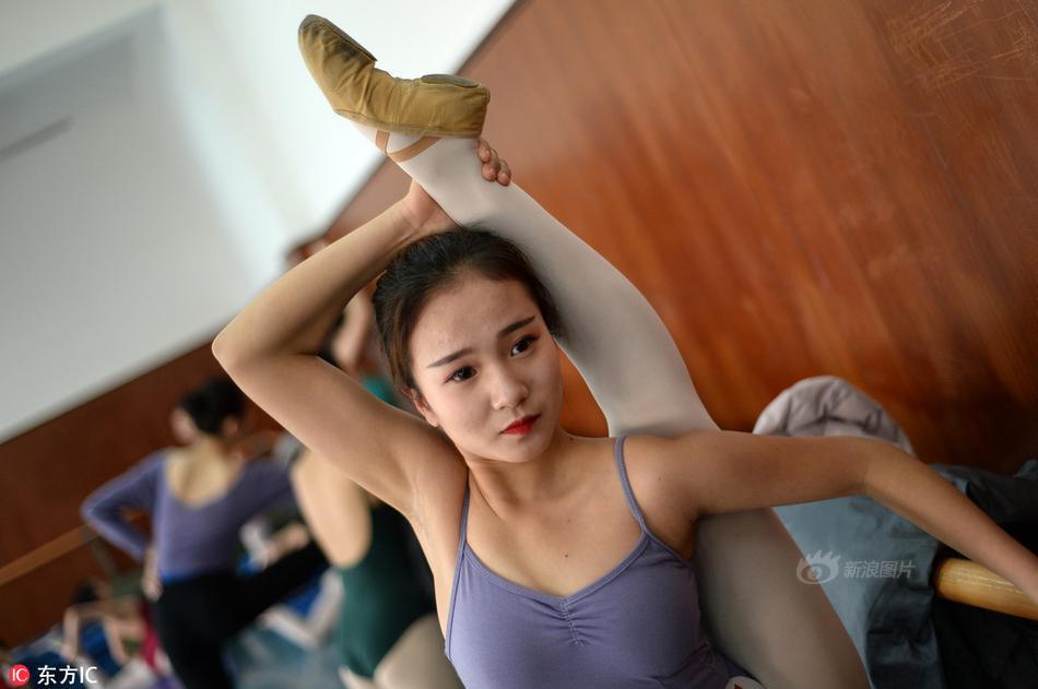 实拍最难艺考:拧成麻花同伴帮压腿
